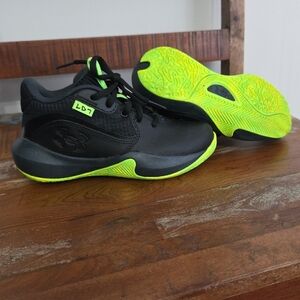 Under Armour Kids Black and Neon Green Sneakers